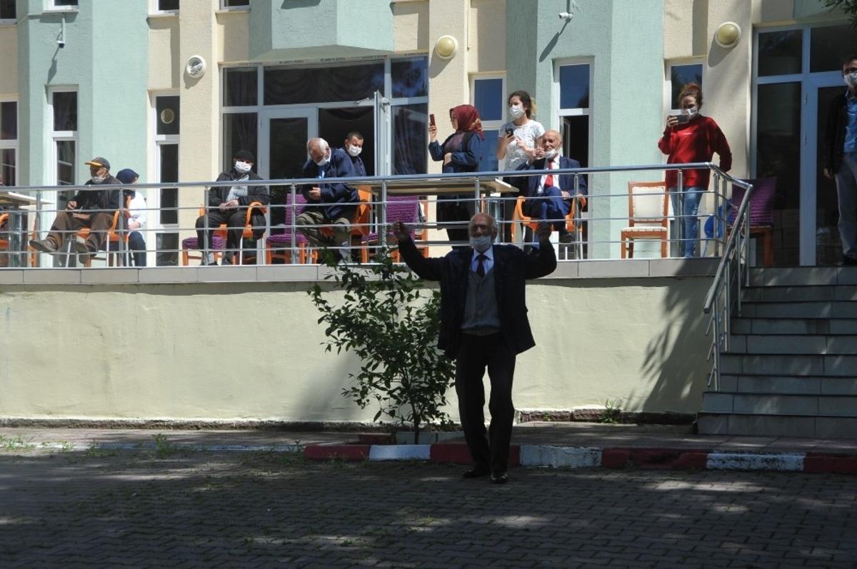 Samsun&rsquo;da sokağa &ccedil;ıkamayan huzurevi sakinlerinin eğlence ayaklarına geldi