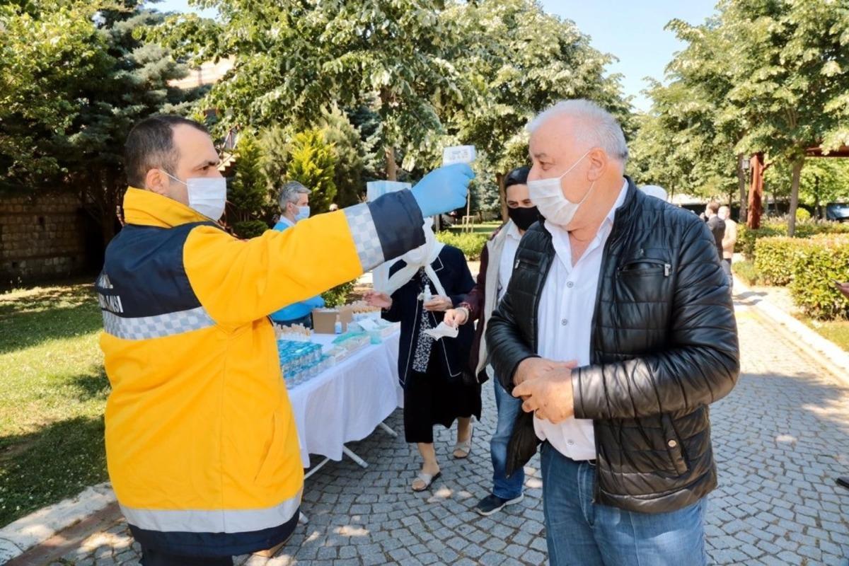 Kağıthane&rsquo;de yaşlılara Ramazan Bayramı&rsquo;nda lokum ikramı