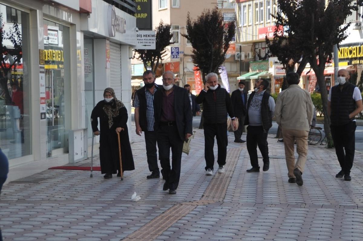 Sokağa &ccedil;ıkma izni olan yaşlılar cadde ve parklara doldurdu