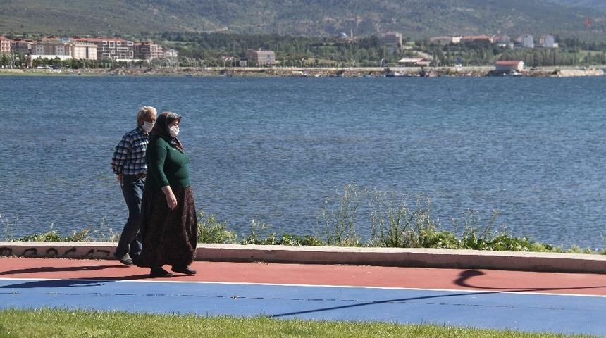 Beyşehir&rsquo;de yaşlılar g&ouml;l sahilinde bayramlaştı