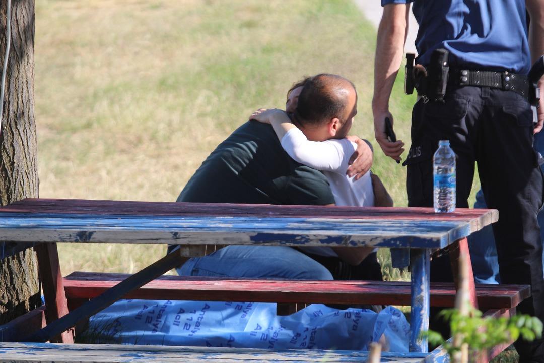 Antalya'da &ccedil;ok acı olay! Kızı, parkta &ouml;len babasının başında feryat etti