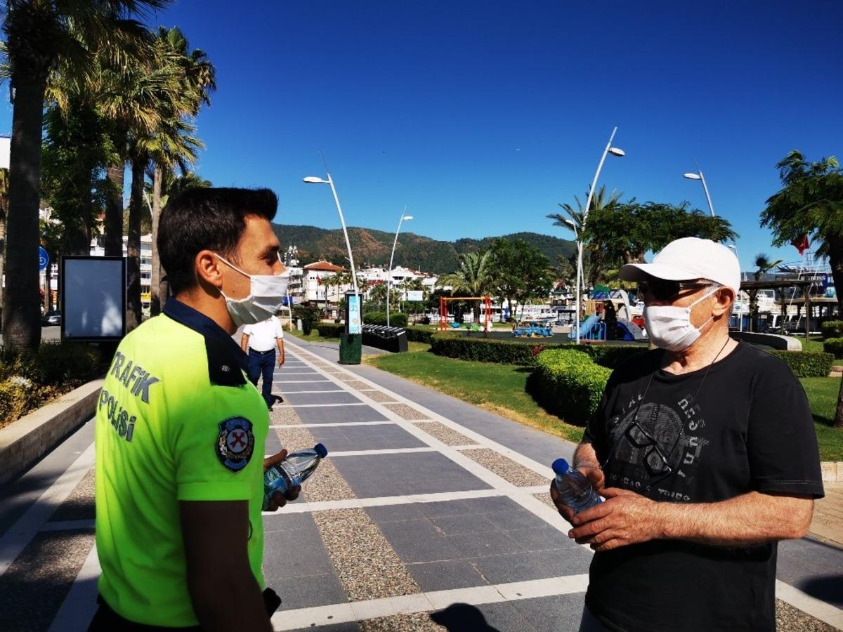 Marmaris polisi sokağa &ccedil;ıkan yaşlılara su dağıttı