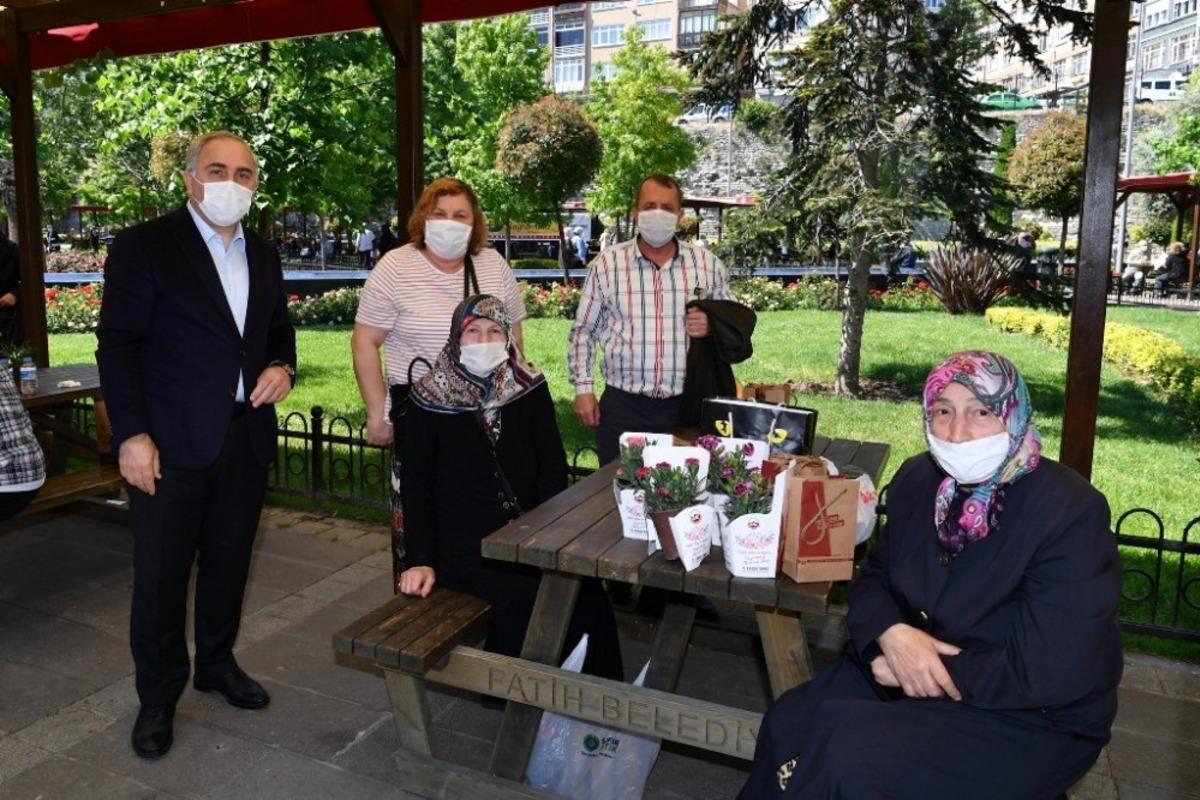Fatih&rsquo;te 65 yaş &uuml;st&uuml; vatandaşlara bayram kutlaması