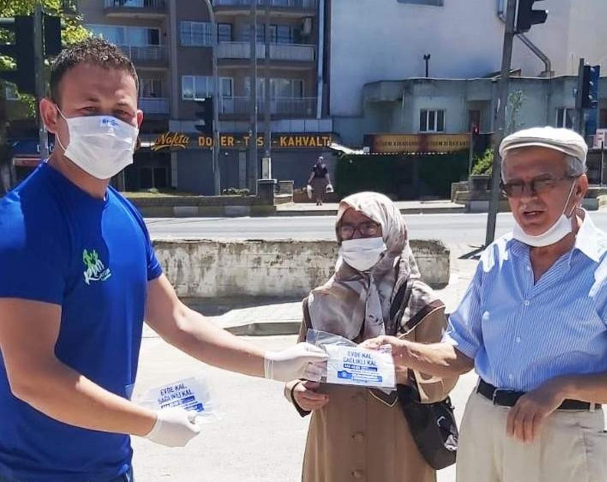 Bayramda sokağa &ccedil;ıkan yaşlılara maske dağıtıldı