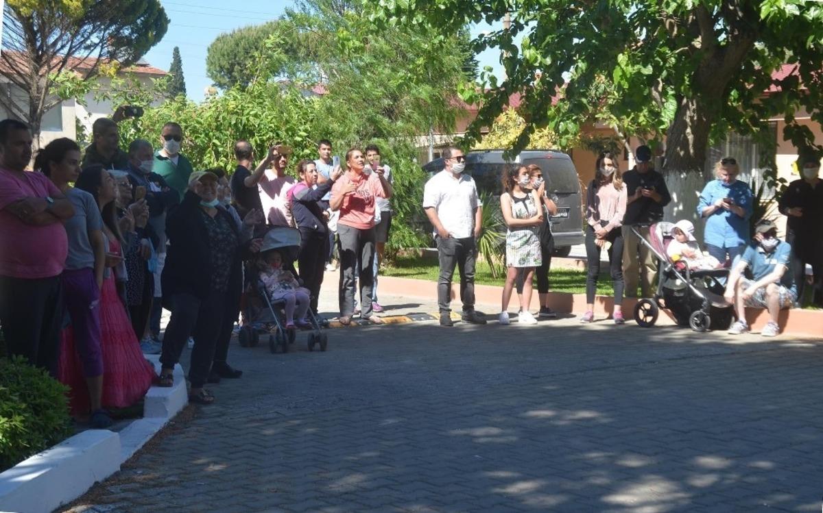Kuşadası sokakları bayramda belediye bandosuyla şenlendi