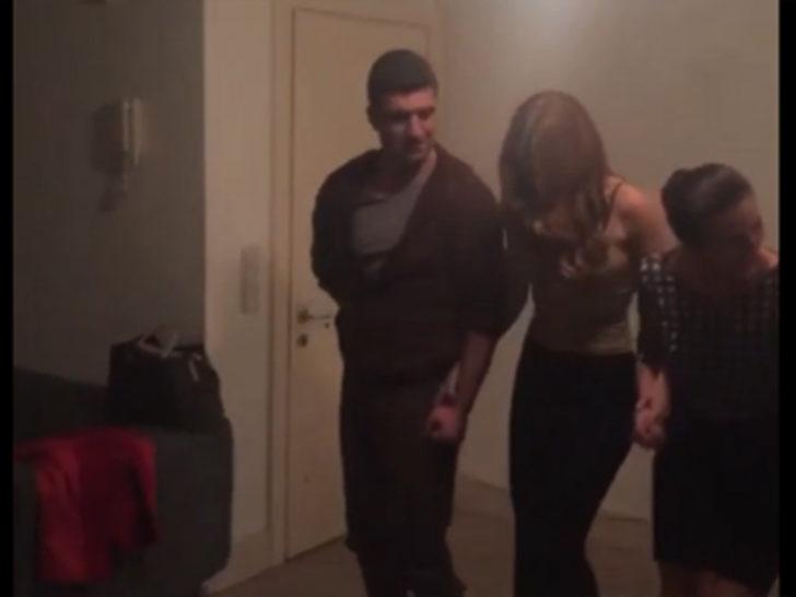 Özcan Deniz Kürtçe şarkıda halay çekti G1