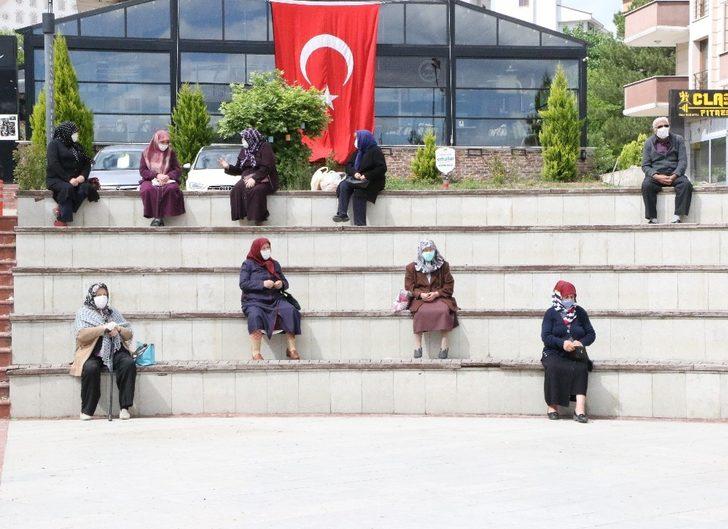 Yaşlılar sosyal mesafeye dikkat ederek sohbet etti G1