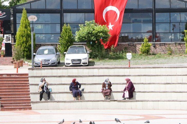 Yaşlılar sosyal mesafeye dikkat ederek sohbet etti G2