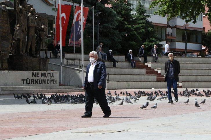 Yaşlılar sosyal mesafeye dikkat ederek sohbet etti G3