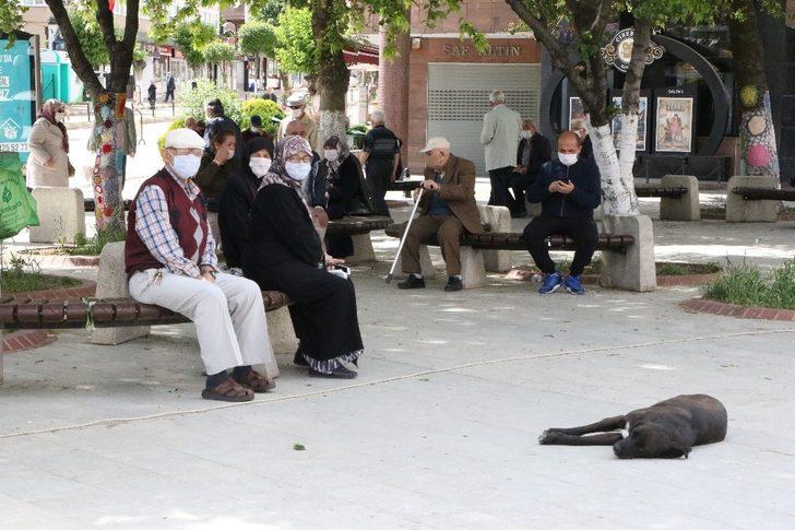 Yaşlılar sosyal mesafeye dikkat ederek sohbet etti G4