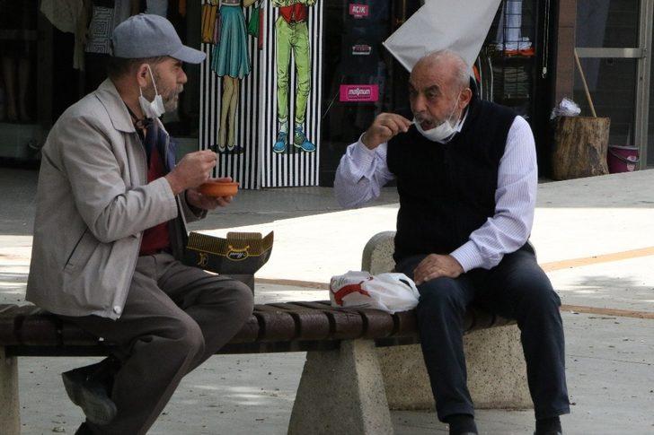 Yaşlılar sosyal mesafeye dikkat ederek sohbet etti G5