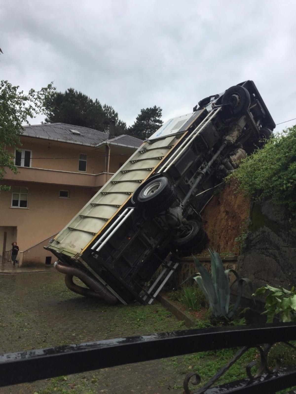 Rize&rsquo;de virajı alamayan kamyon evin bah&ccedil;esine devrildi