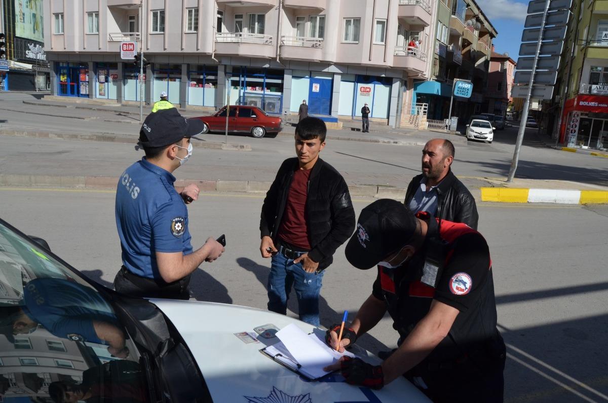 &Ccedil;ekirdek &ccedil;itleyip otomobille gezerken polise yakalandılar