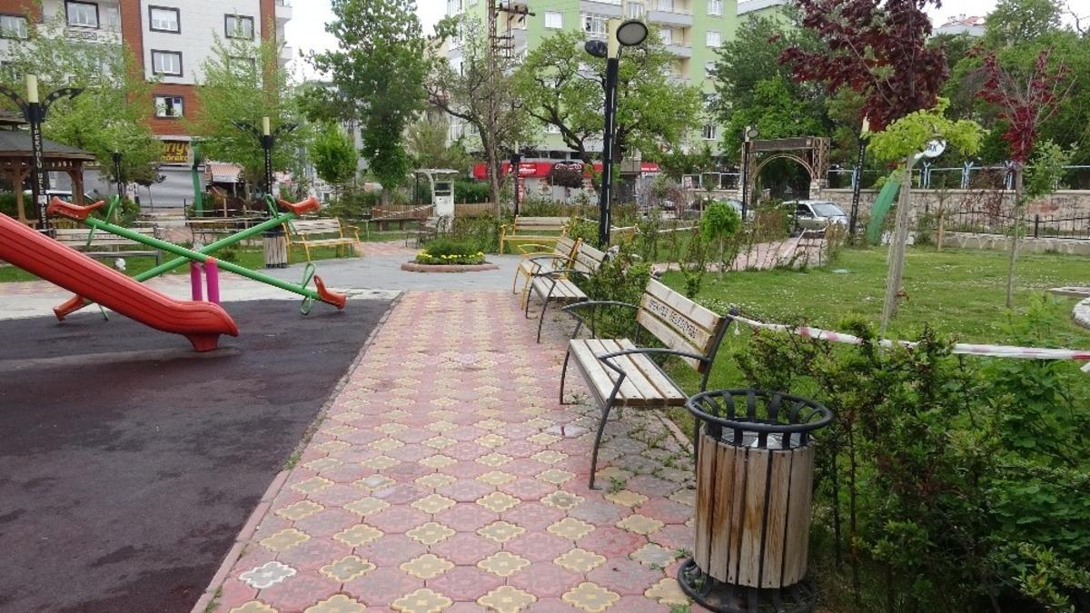 Yaşlılar dışarı &ccedil;ıkmadı, parklar boş kaldı