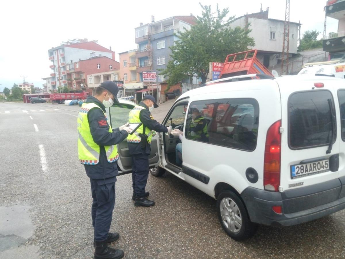 Jandarma ekipleri, kontrol noktalarında bayram şekeri dağıttılar