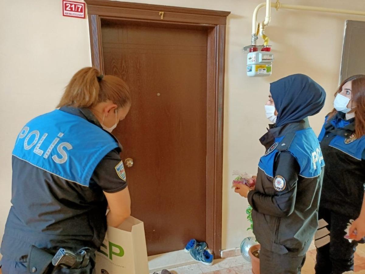 Toplum destekli polislerden, &ccedil;ocuklara bayram şekeri