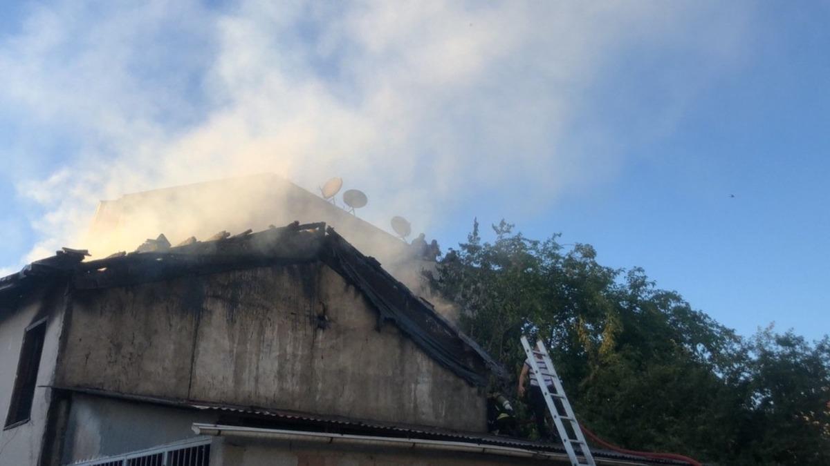 Bursa&rsquo;da &ccedil;ıkan yangın bir evi k&uuml;le &ccedil;evirdi