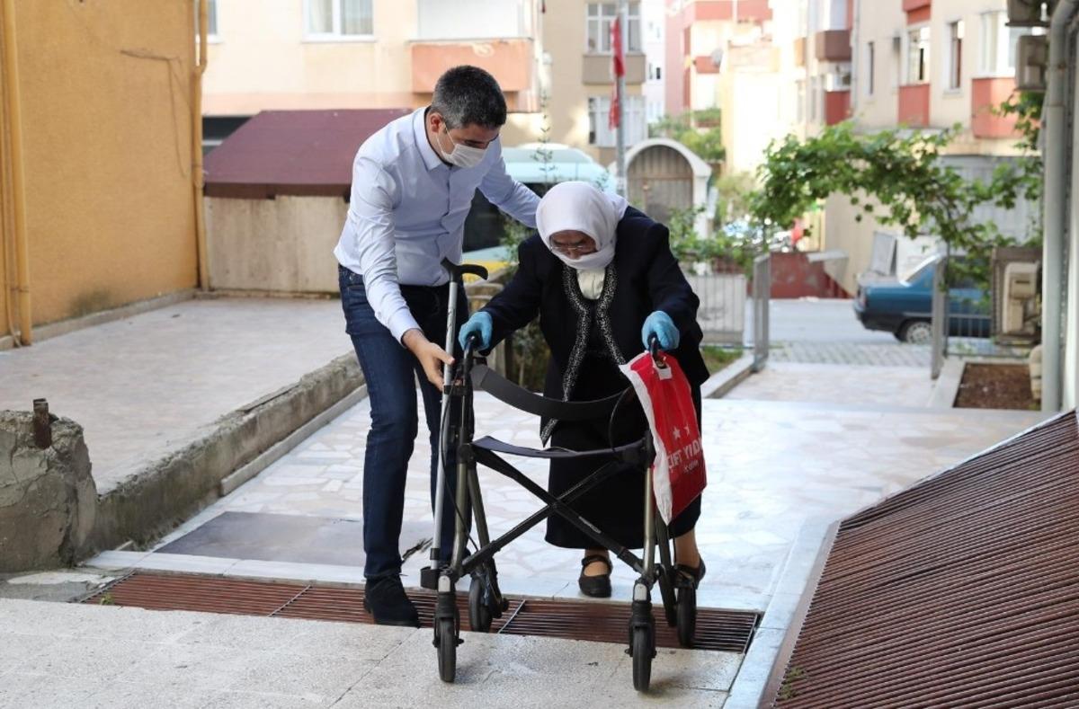 Başkan Y&uuml;ksel &ouml;nce babaannesini sokağa &ccedil;ıkardı sonra da vatandaşlarla bayramlaştı