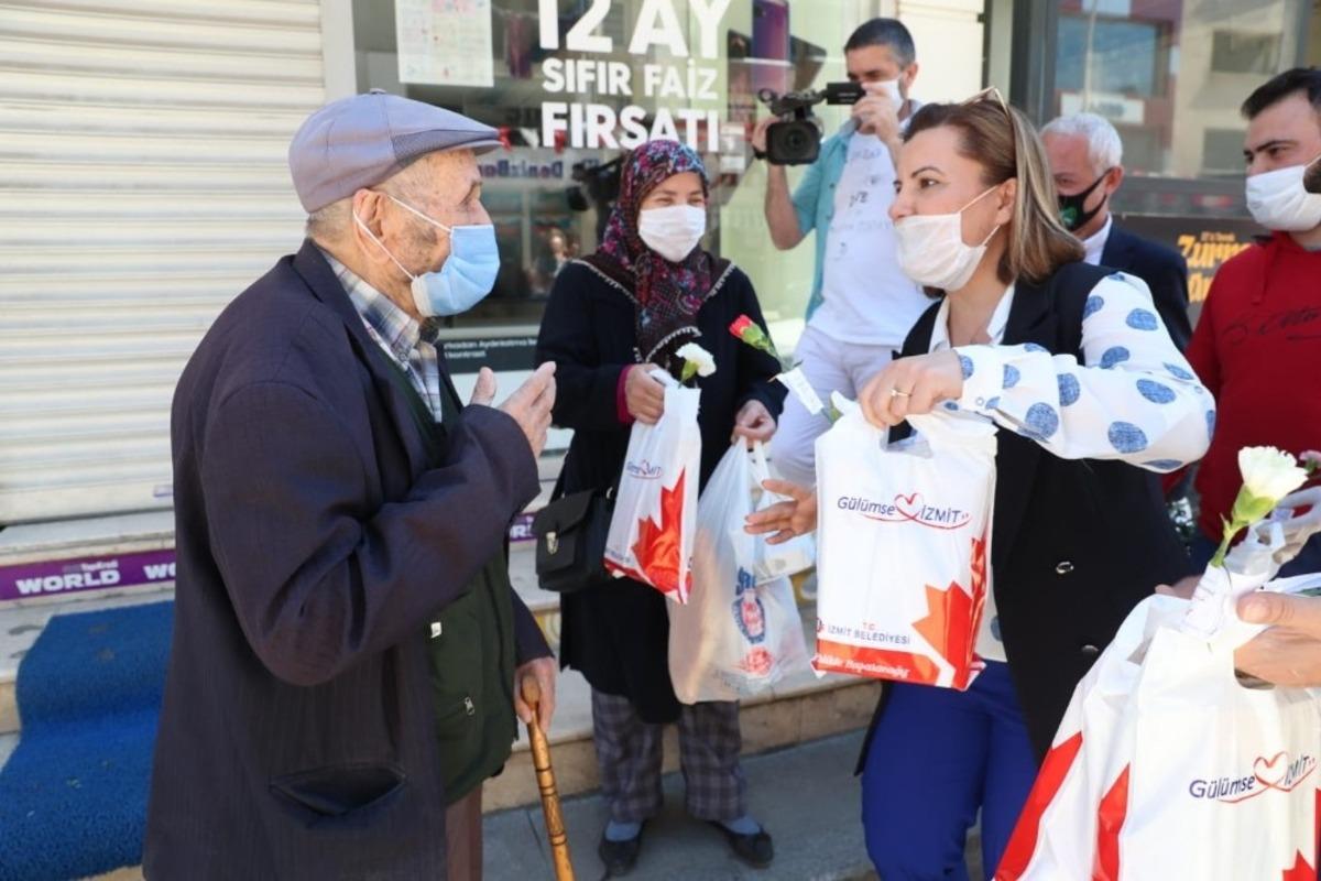 Başkan H&uuml;rriyet sokağa &ccedil;ıkan 65 yaş &uuml;st&uuml; vatandaşlarla bayramlaştı