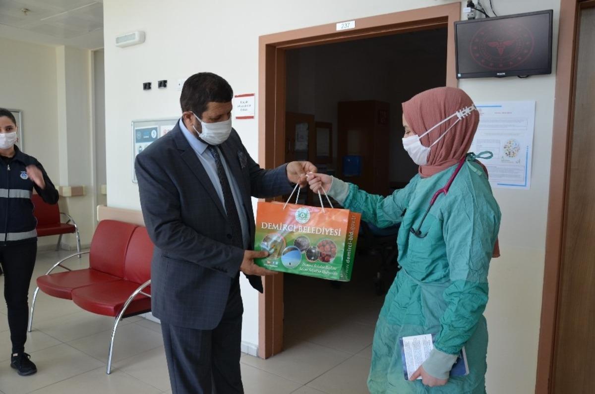 Demirci&rsquo;de sağlık&ccedil;ılara bayram hediyesi