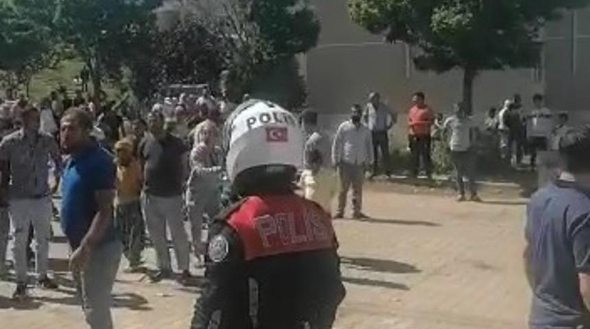 Sokağa &ccedil;ıkma kısıtlamasında dışarıda alkol alan şahıslar, polise mukavemet etti arbede &ccedil;ıktı