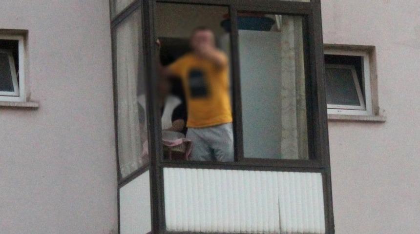 Polisi &ccedil;ileden &ccedil;ıkardı! Evinin balkonuna ka&ccedil;tı cezadan kurtulamadı