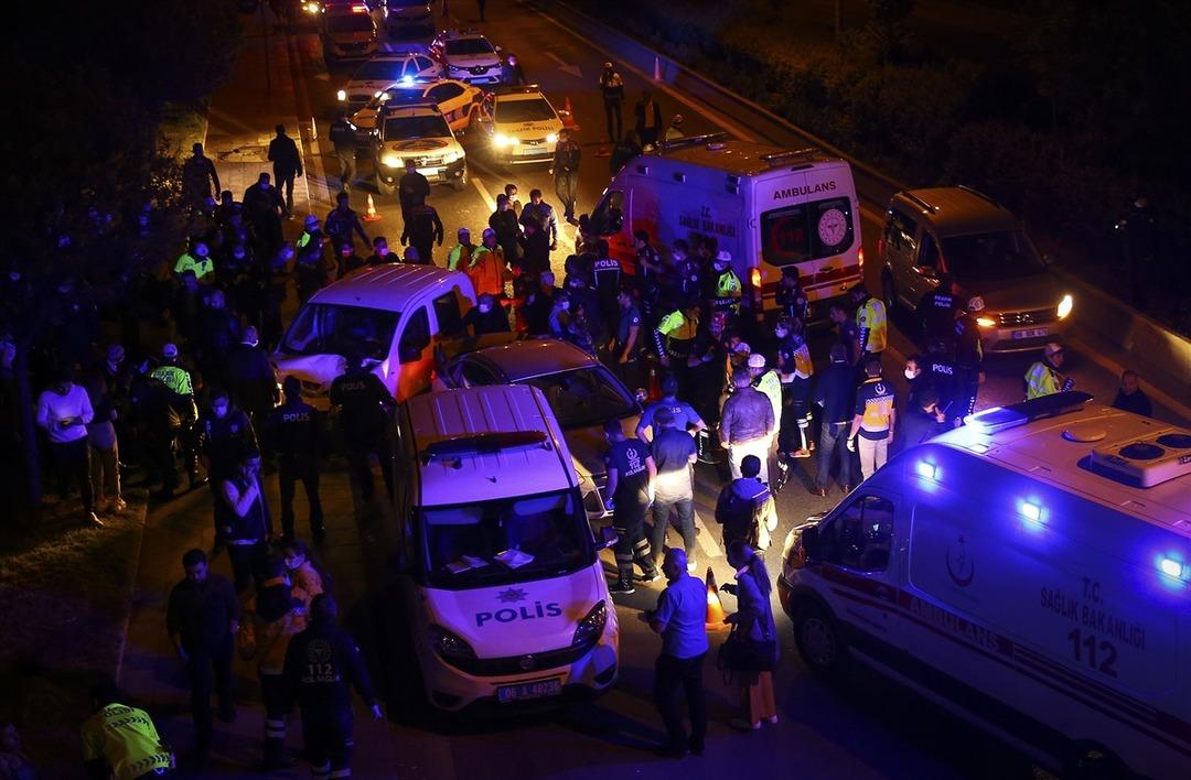 Son dakika: Ankara'da polis uygulama noktasına ara&ccedil; daldı! &Ccedil;ok sayıda yaralı var