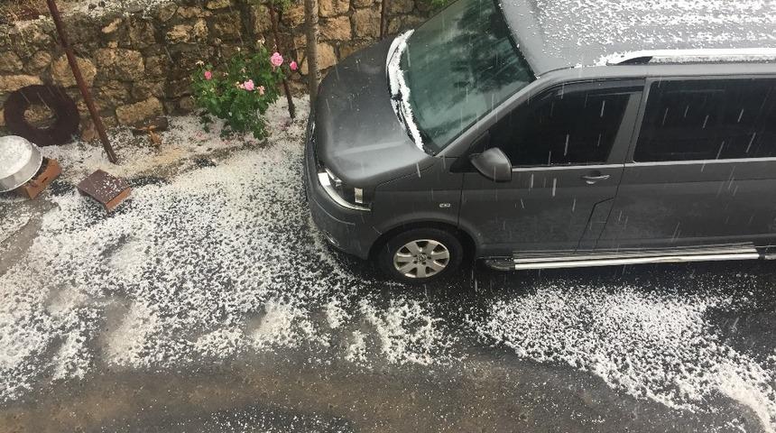 Dolu yağışı bah&ccedil;elere ve ekinlere zarar verdi