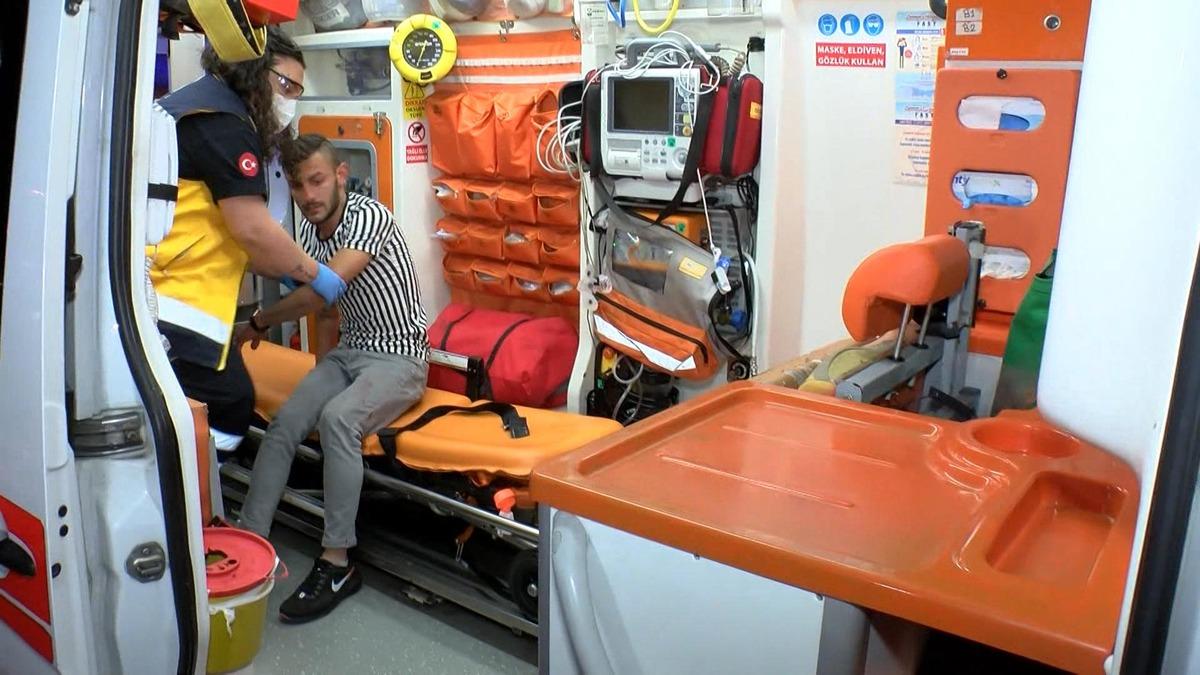 Kadık&ouml;y'de dehşet anları! Evden aldığı bı&ccedil;akla sokağı kan g&ouml;l&uuml;ne &ccedil;evirdi