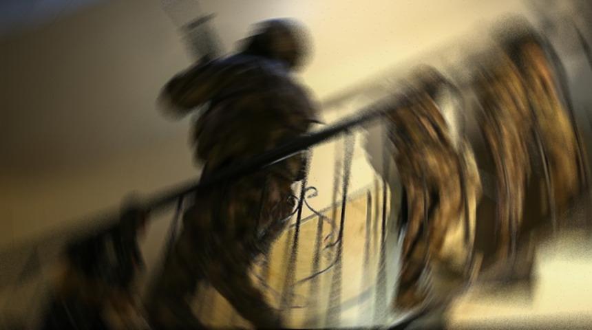 Polisler kalkanla m&uuml;dahale etti! Antalya'da rehine krizi