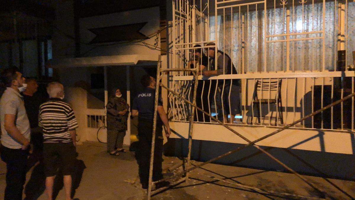 Bah&ccedil;ede i&ccedil;ki i&ccedil;en kapı komşusunu bı&ccedil;akladı!