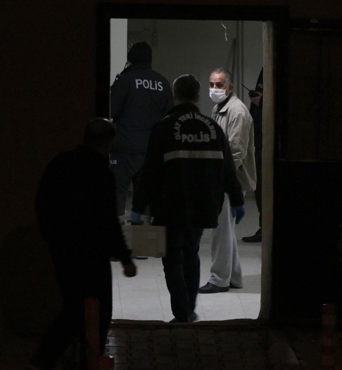 Bodrumda kendini asan genci, apartman g&ouml;revlisi son anda kurtardı