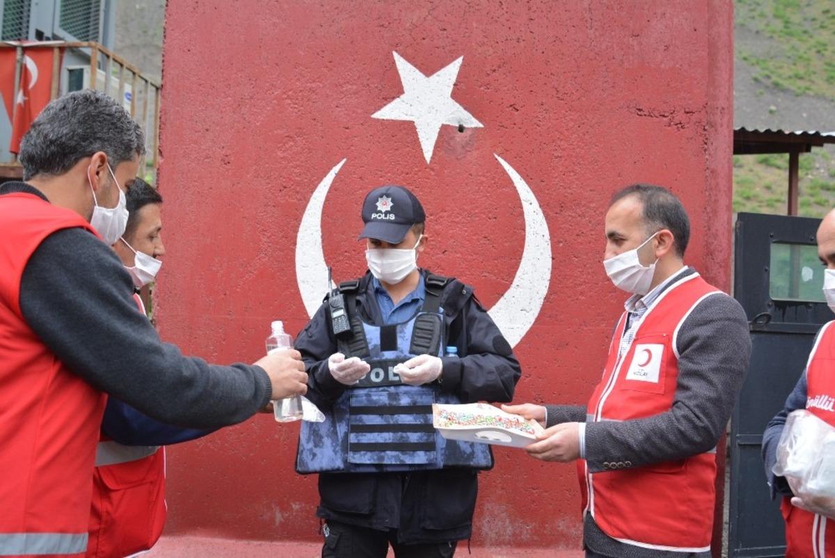 Kızılay ekibinden g&uuml;venlik g&uuml;&ccedil;lerine bayram ziyareti