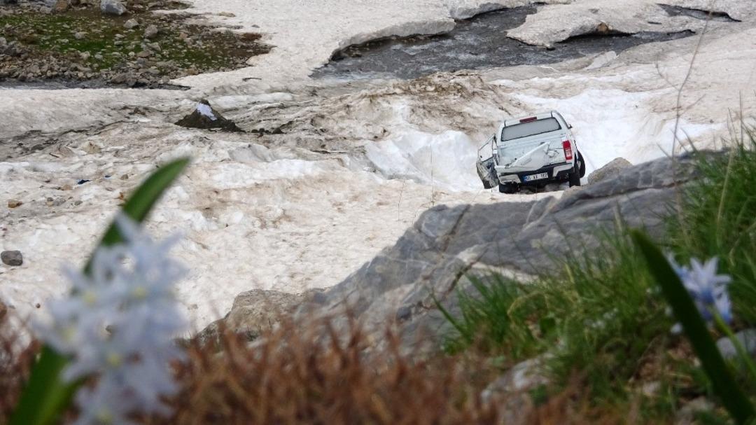 &Ccedil;ığ faciasında kar altında kalan ara&ccedil;lar karların erimesiyle ortaya &ccedil;ıktı