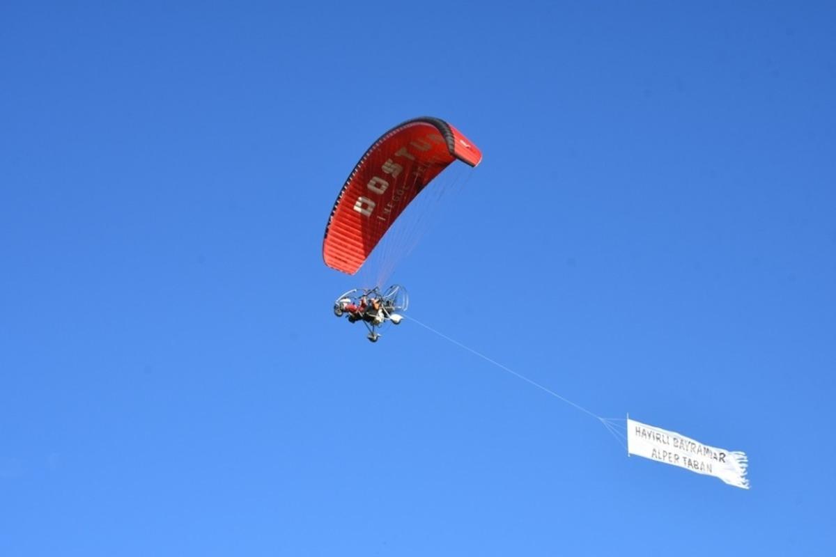 İneg&ouml;l Belediye Başkanı bayramı g&ouml;ky&uuml;z&uuml;nden kutladı