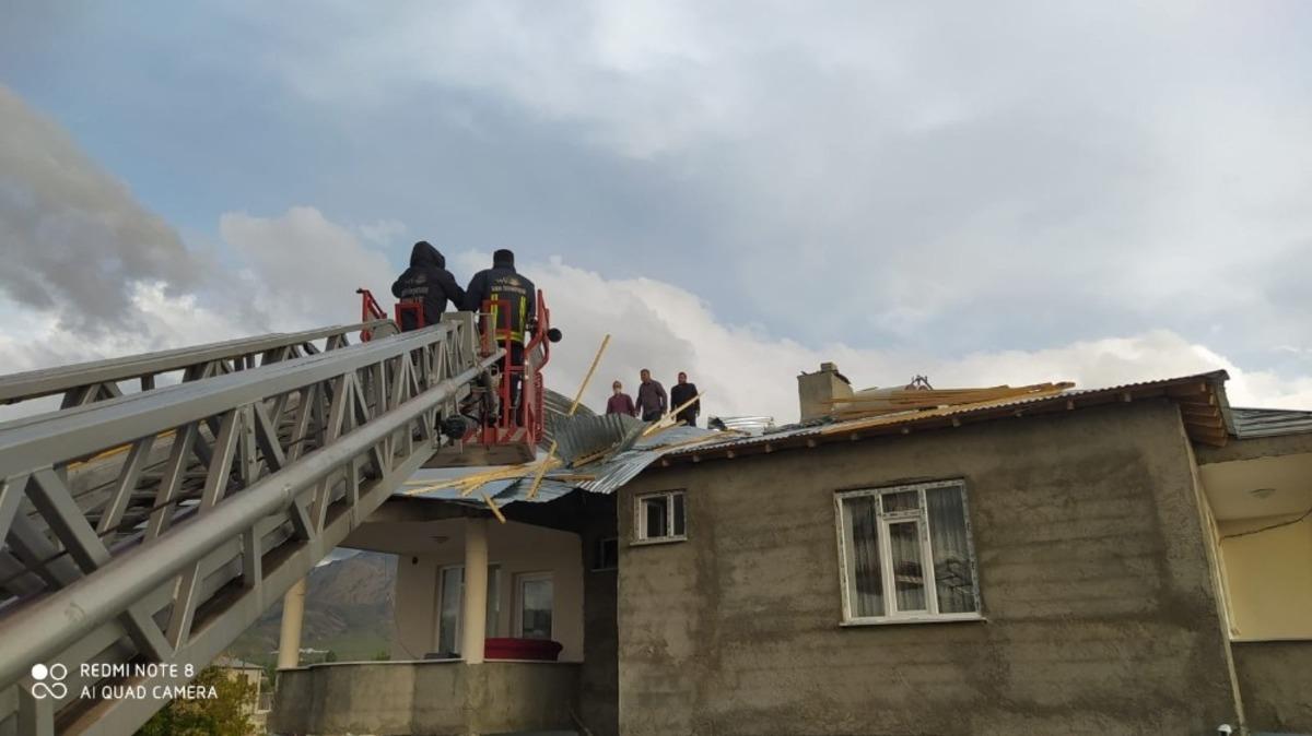 Van&rsquo;da fırtına &ccedil;atıları u&ccedil;urdu