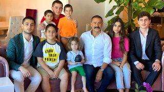 İzzet Yıldızhan canlı yayında 9 çocuğuna bayram harçlığı verdi! Büyüklere 100 dolar...