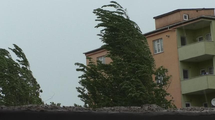 Doğubayazıt&rsquo;ta sağanak ve fırtına etkili oldu