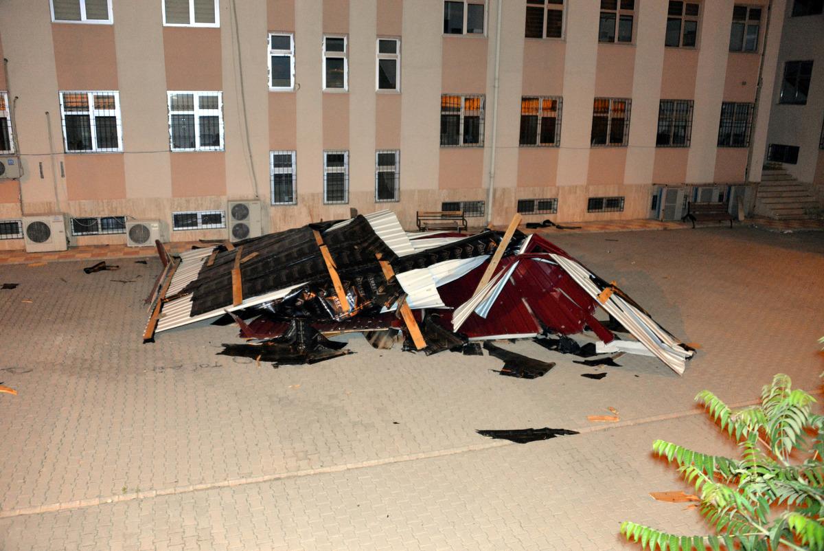 Kahramanmaraş'ta fırtına &ccedil;atıları u&ccedil;urdu, ağa&ccedil;ları devirdi