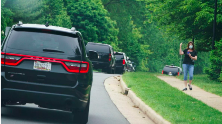 &Uuml;lke salgınla boğuşurken Trump golfe gitti!