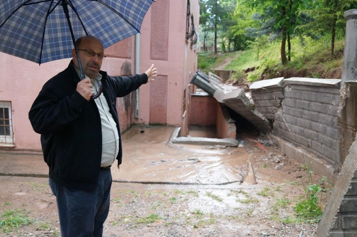 Batman&rsquo;da sağanak yağış nedeni ile apartmanın istinat duvarı &ccedil;&ouml;kt&uuml;