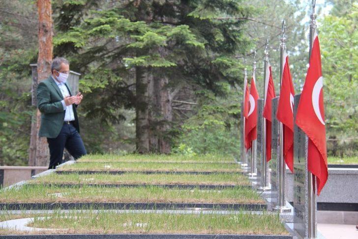 Tosya Kaymakamı şehitliği ziyaret etti G1