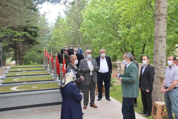 Tosya Kaymakamı şehitliği ziyaret etti G2