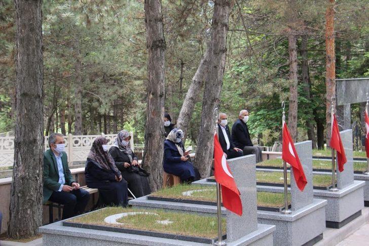 Tosya Kaymakamı şehitliği ziyaret etti G3