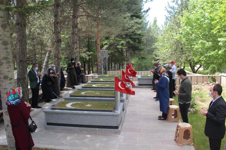 Tosya Kaymakamı şehitliği ziyaret etti G4