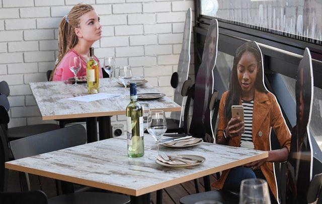 Avustralya'nın Sydney kentindeki bir restoranda sosyal mesafe nedeniyle boş bırakılan koltuklara, 'karton müşteriler' yerleştirildi. Aynı restoranda, fon müziği yerine konuşma sesi verildi.