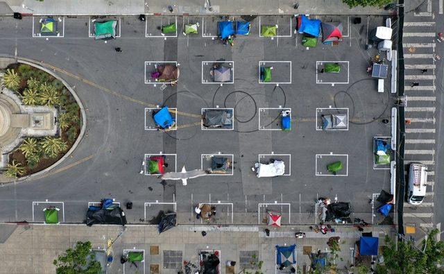 San Francisco'nun evsizler için hazırlanan ilk çadır kamp alanı. Sosyal mesafeli uyuma alanında tuvaletler, el yıkama merkezleri ve güvenlik merkezleri var.