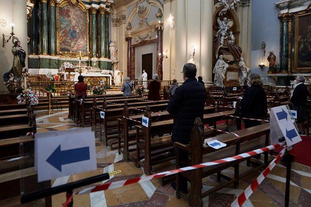 İspanya'nın Madrid kentindeki Santa Barbara Kilisesi'ndeki bir ayinde, sosyal mesafe için sıralara bantlar çekildi.