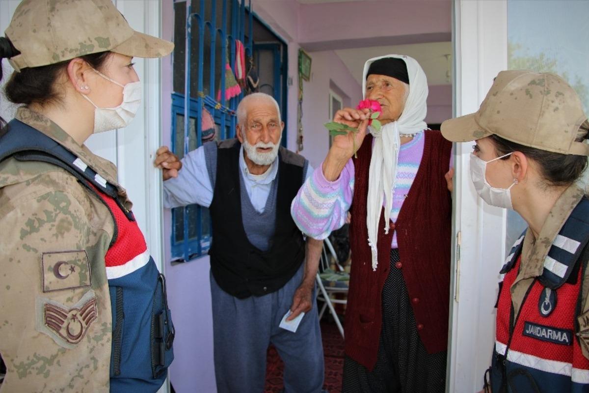 65 yıllık evli &ccedil;iftin, Mehmet&ccedil;ikle &lsquo;Bayram Har&ccedil;lığı&rsquo; diyaloğu g&uuml;l&uuml;msetti