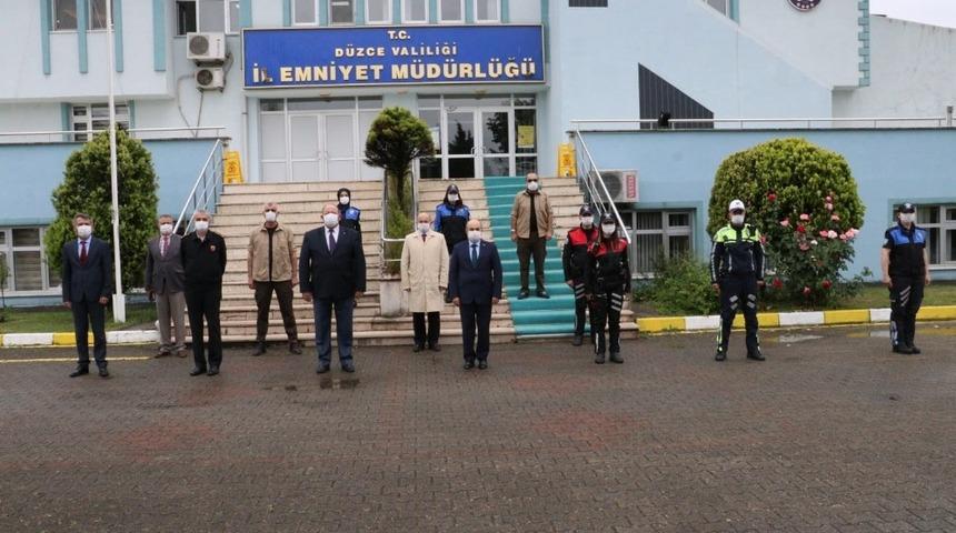 Düzce Valisi görevde olan personelin bayramını kutladı
